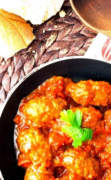 Meatballs in tomato, wine and cumin sauce