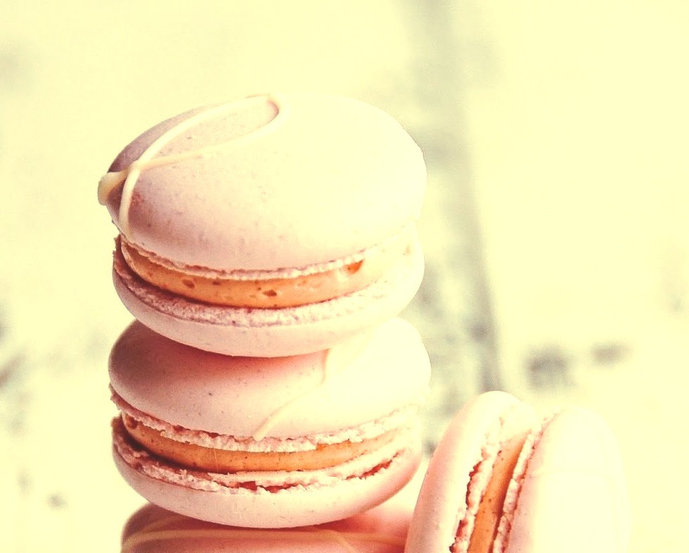 STRAWBERRY PASSION FRUIT MACARONS